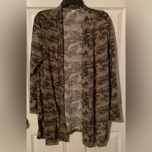Southern Grace Tops - Camo Duster Women’s Size Medium/Large